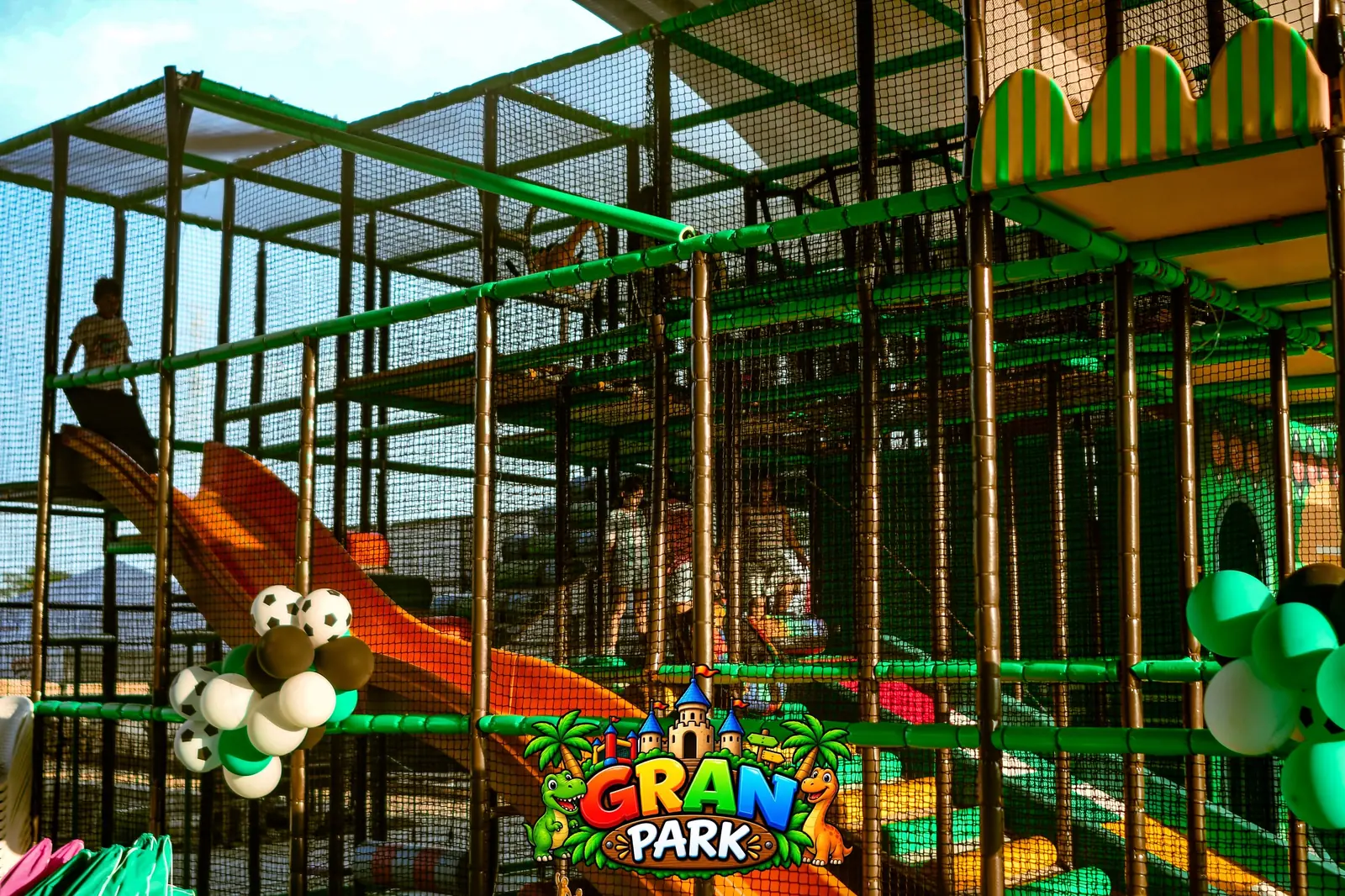 El parque decorado con globos para un cumpleaños