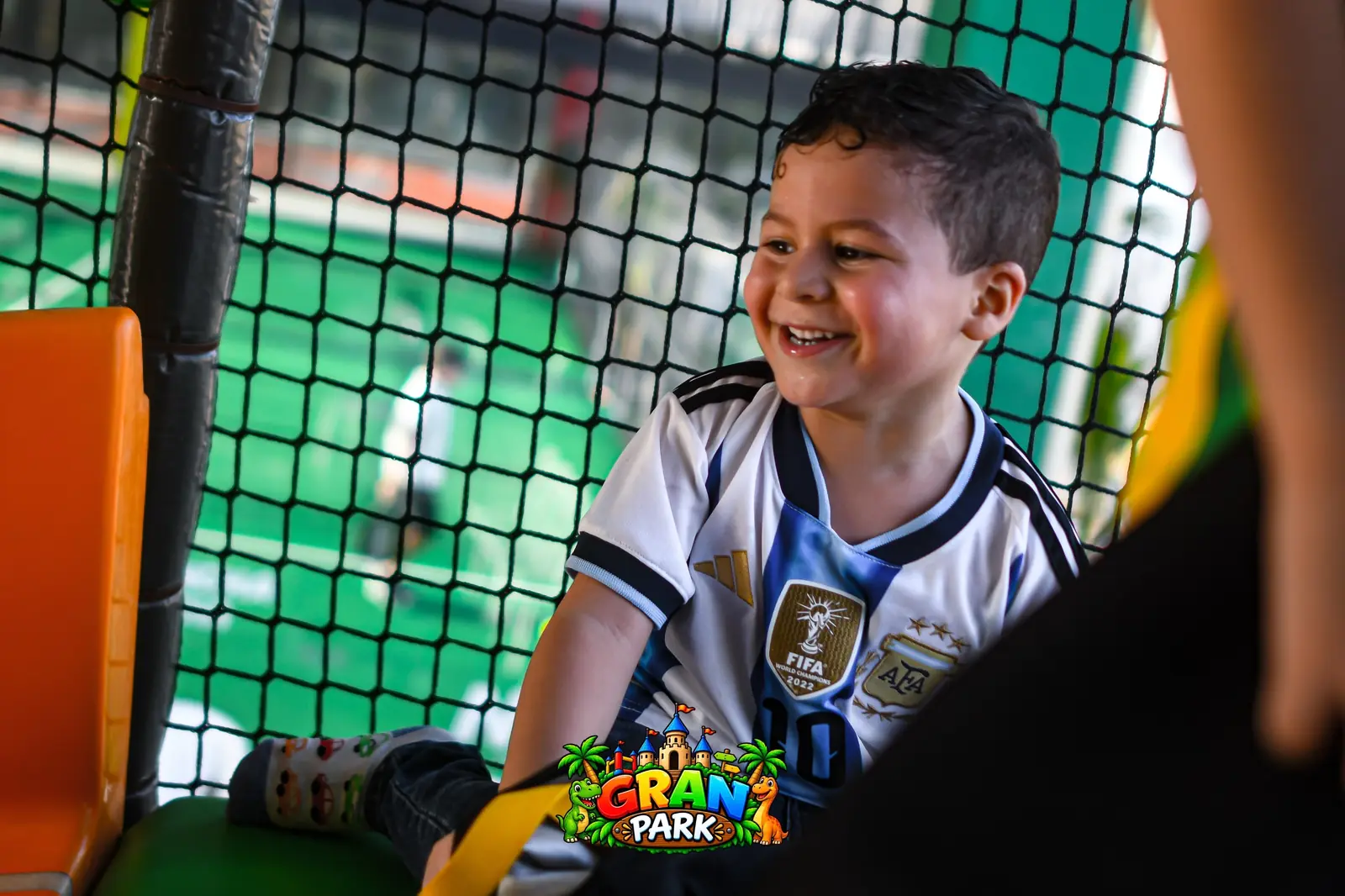 Niño riendo dentro de los juegos de Gran Park